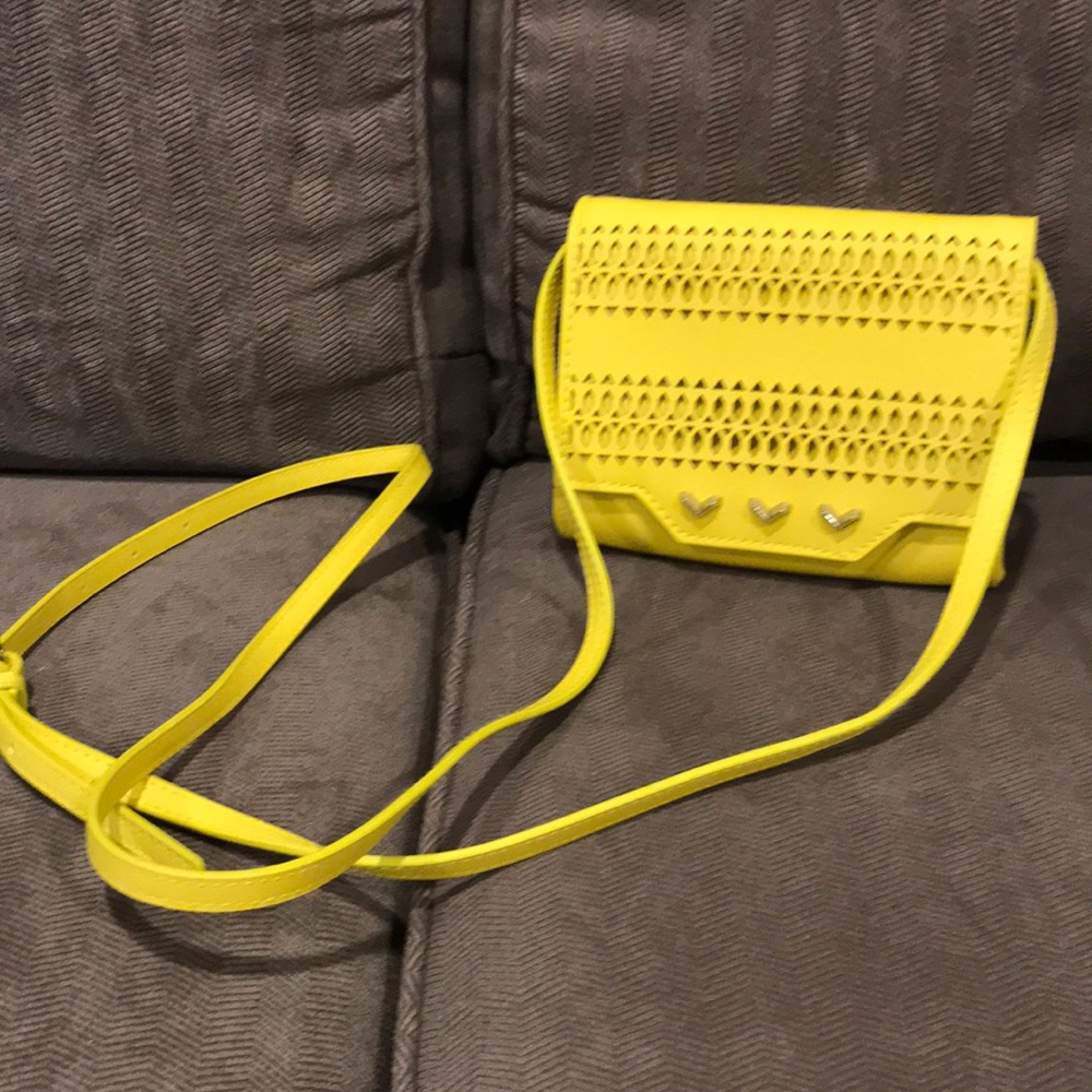 Stella and Dot - Yellow - Sidekick purse
